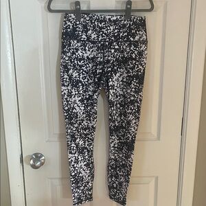 Fabletics Black and White High-Waisted 7/8 Leggings Size M